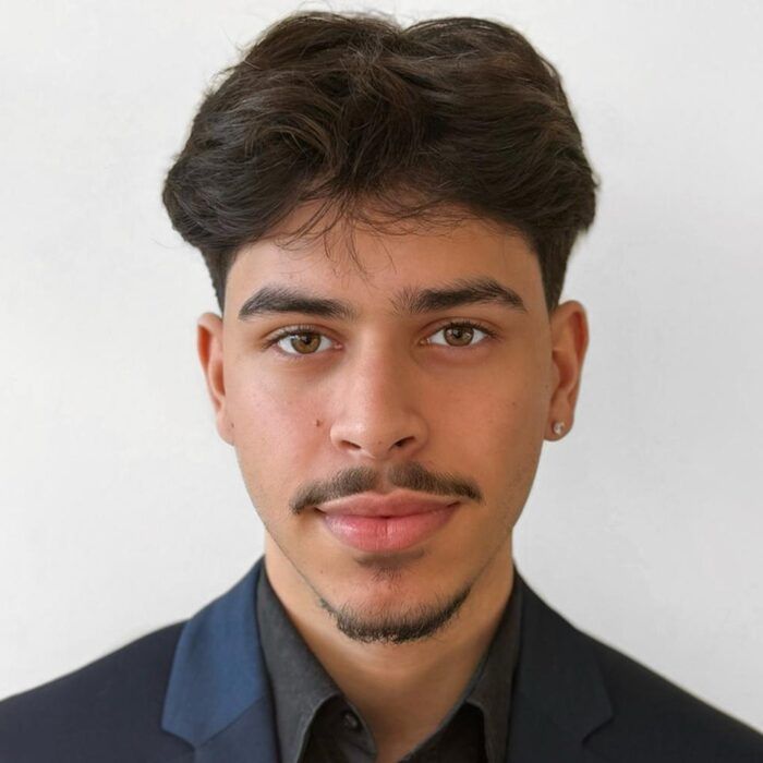Portrait de Steven Rodrigues, en veste bleu marine et chemise sombre